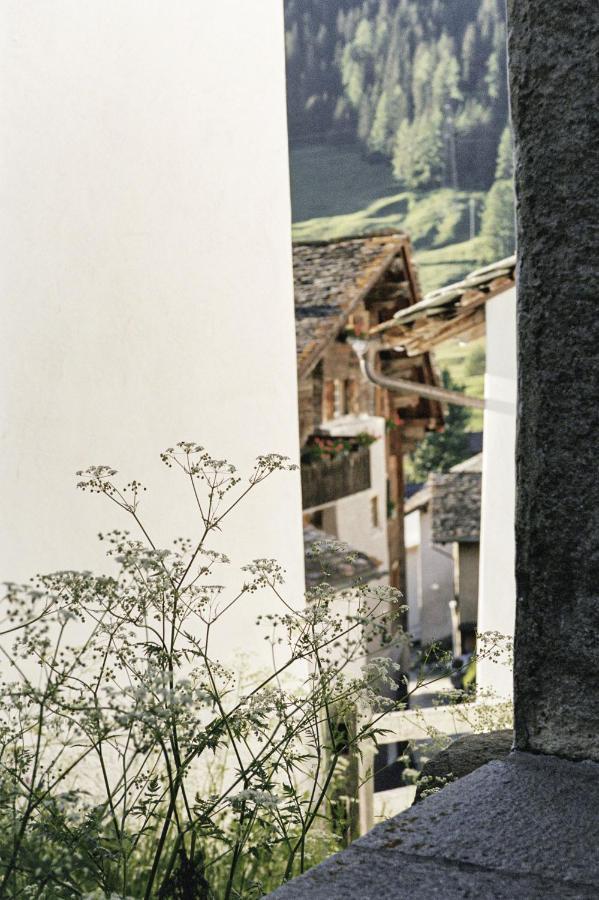 Hotel Weiss Kreuz Splügen Buitenkant foto